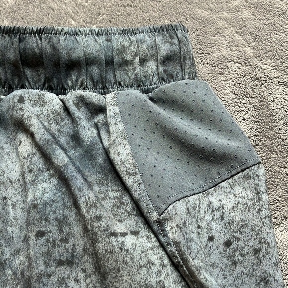 Lululemon Speed Up Shorts - Picture 2 of 4